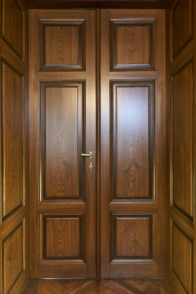 Holzmalerei im Stil historischer Salontüren. Handgemalte Eichenoptik mit traditionellen Lasurtechniken – präzise an den Bestand angepasst.
