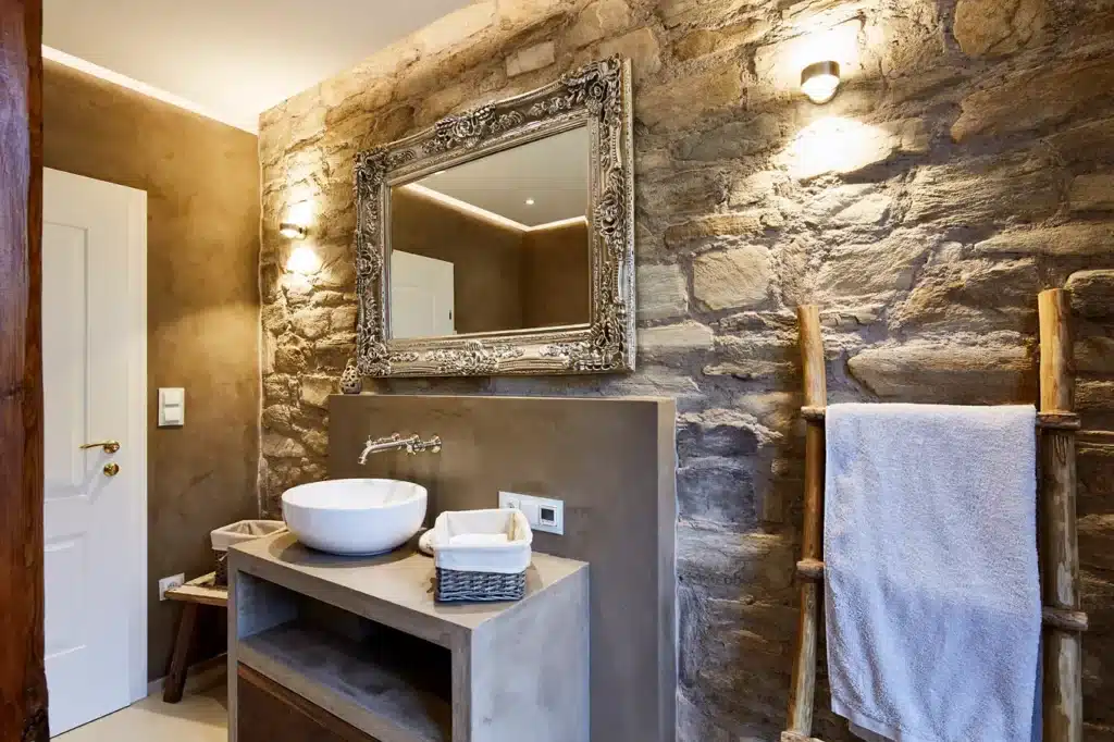 Badezimmer aus Stein, Holz und Zementputz – GOSCH